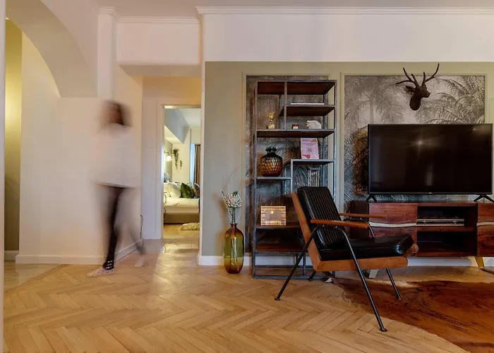 Holt - Bagheera's Den