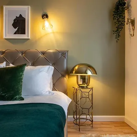 Holt - Bagheera's Den *