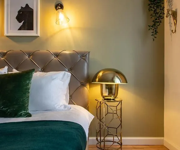 Holt - Bagheera's Den *