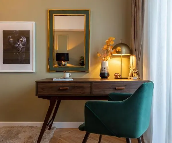 Holt - Bagheera's Den Bukarest